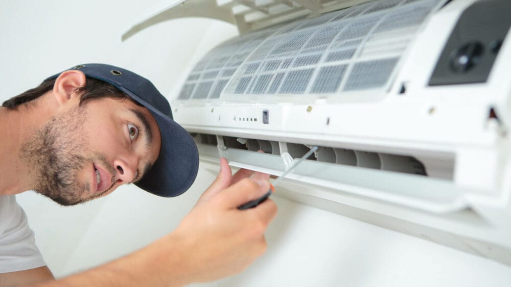 The technician job is a regular home air conditioning maintenance.