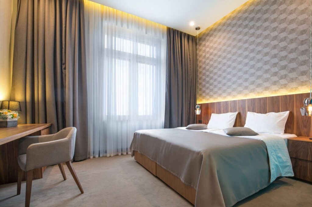 Explore the best AC system for hotels on the Gold Coast, from central air conditioners to PTAC, VTAC, VRF, and split systems options.