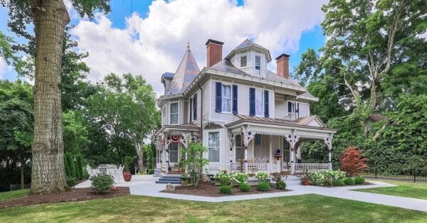 A complete guide to install an AC without losing charms, protect the historic home structure by DEEPCHILL’s expert installation services.