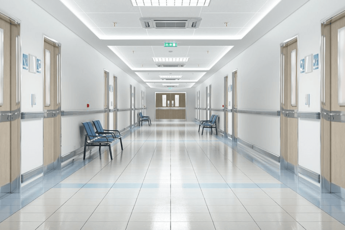 Hospital corridor featuring ceiling-mounted air conditioners – demonstrating effective air conditioning systems for hospitals in winter.