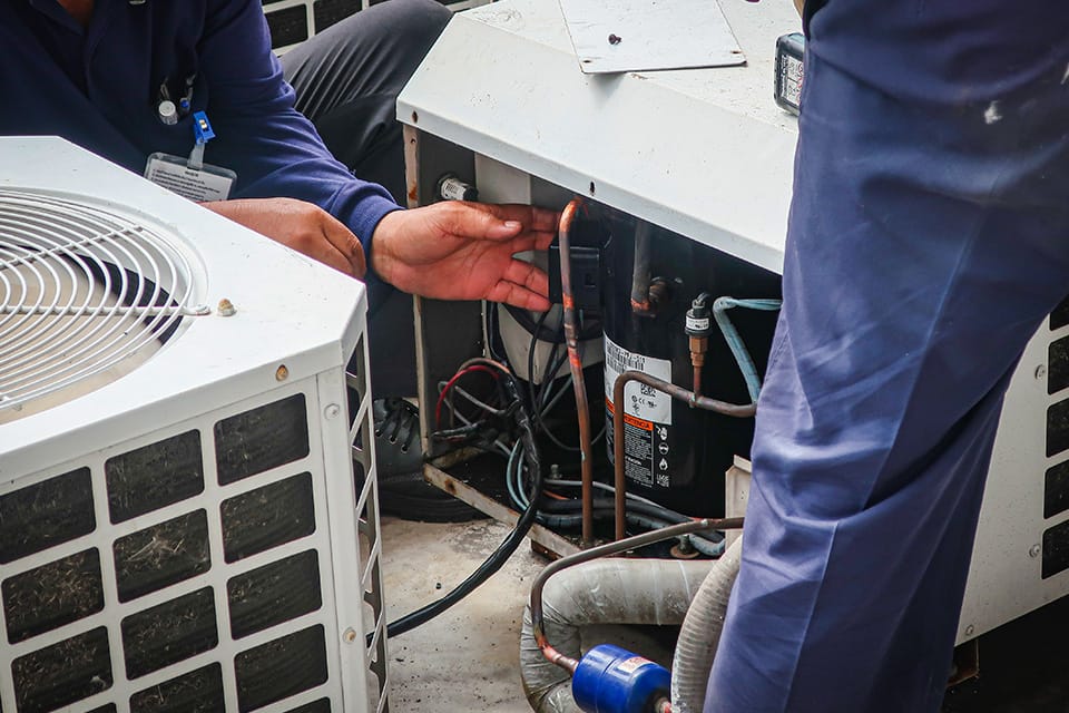 DEEPCHILL technicians is regassing an air conditioning system in winter.