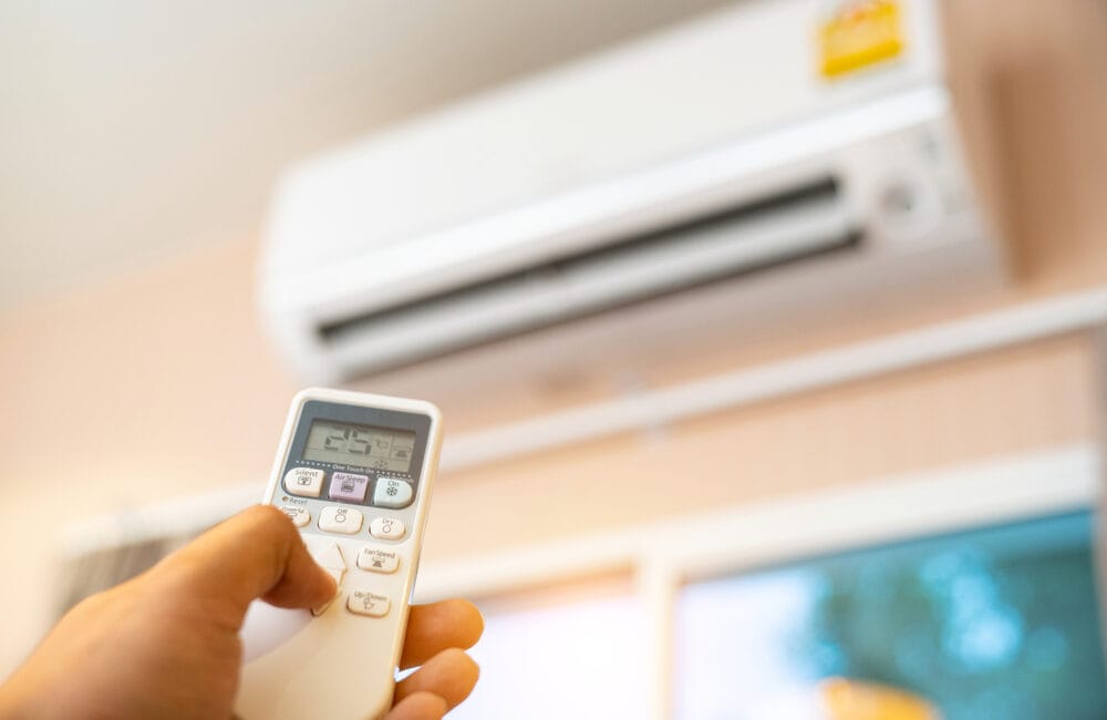 Adjusting air conditioner to 25.5°C using remote – practical example of how to use the heating mode efficiently with AC Gold Coast services