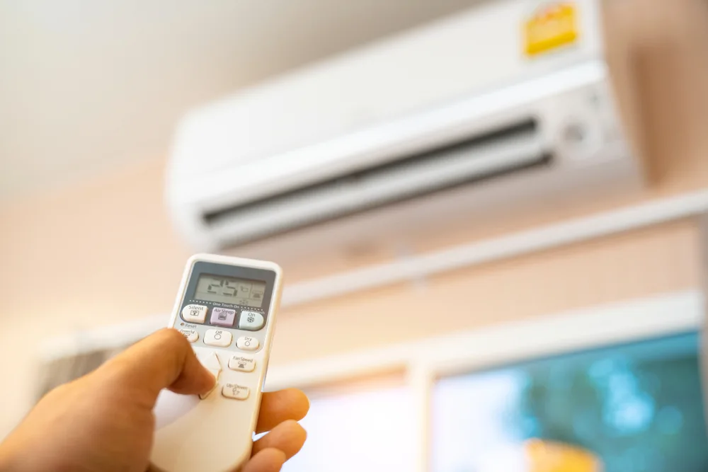 Adjusting air conditioner to 25.5°C using remote – practical example of how to use the heating mode efficiently with AC Gold Coast services