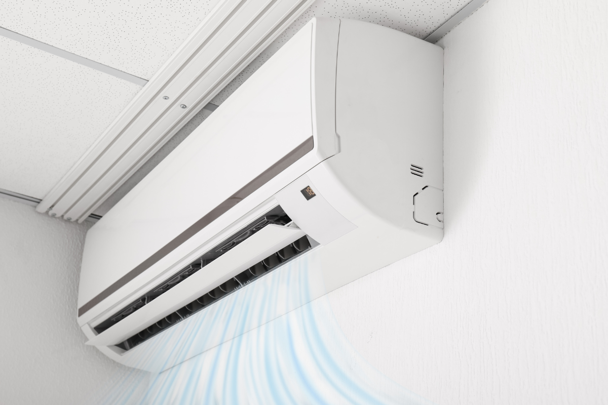 Close-up of split system unit running AC dry mode, demonstrating airflow that helps reduce humidity, a key feature for air conditioning Gold Coast homes and commercial air conditioning Gold Coast spaces.