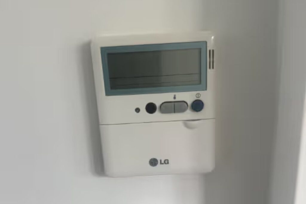 Blank LG wall controller display, a sign of an aircon thermostat not accurate