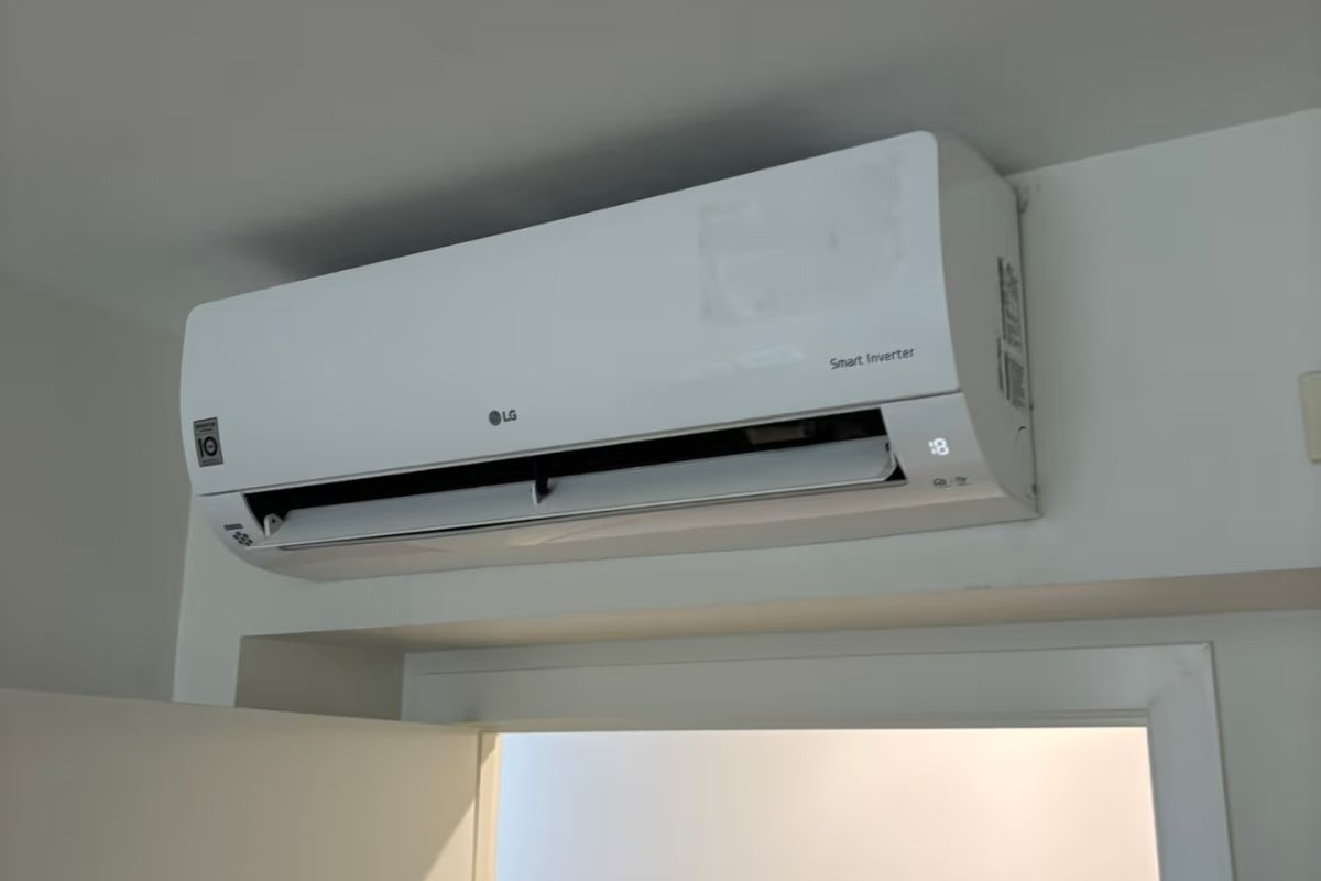 Wall-mounted LG split system that smells like burning plastic when running, needing an urgent inspection