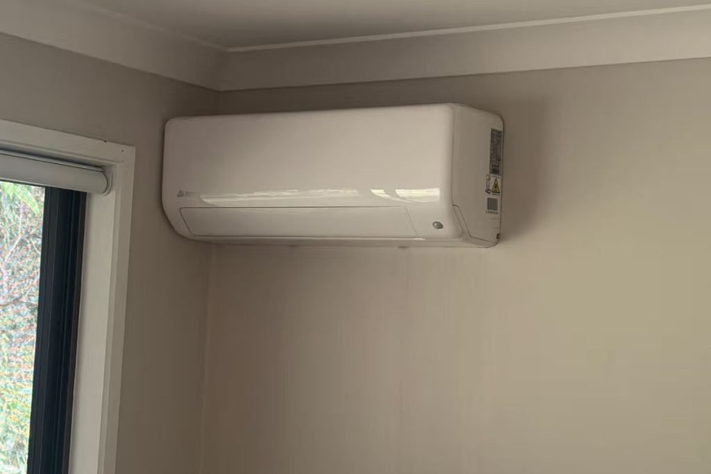 Split system air conditioner in a Gold Coast bedroom – air conditioner turns on but won't cool
