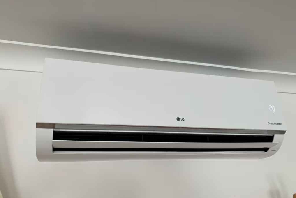 Close-up of an LG Smart Inverter split system displaying 20°C, a guide to set your reverse cycle aircon for Gold Coast air conditioning